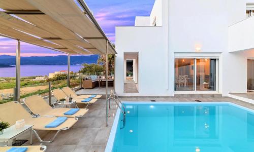 Bazén v ubytovaní Cretan Sunset Villa Heated Pool alebo v jeho blízkosti