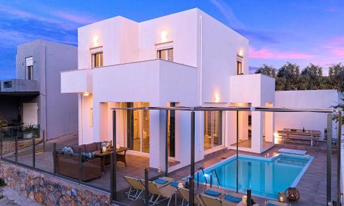 Bazén v ubytovaní Cretan Sunset Villa Heated Pool alebo v jeho blízkosti