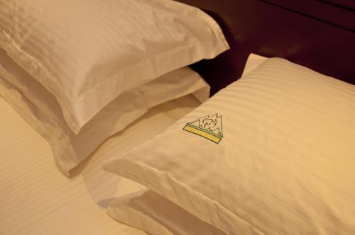  Gorillas Golf Hotel -  Chambre  photo :   Minibar    Safety deposit box    TV                           