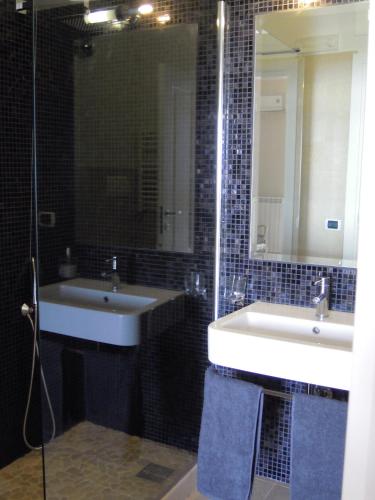 a bathroom with two sinks and a mirror at b&b I Limoni in Ravello