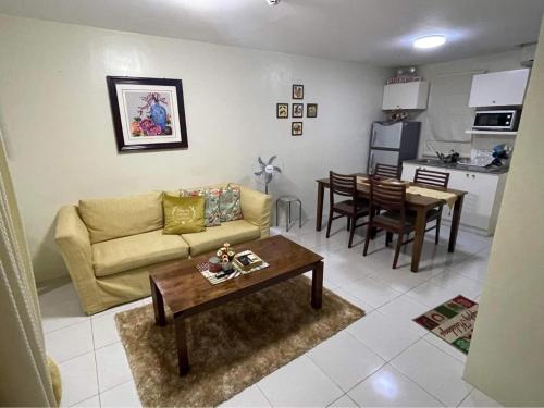 ein Wohnzimmer mit einem Sofa und einem Tisch in der Unterkunft 3 Bedrooms 3 Baths Victorian style Townhouse Fully Furnished in Batangas City