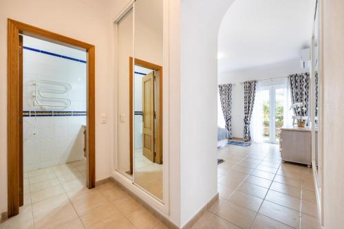 um corredor com um espelho e uma casa de banho em Casa Ensolarada em Budens