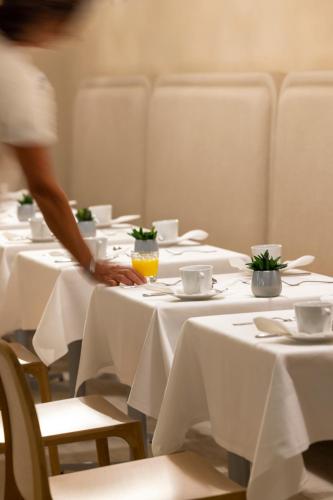En restaurant eller et andet spisested på Hotel Duminy-Vendome