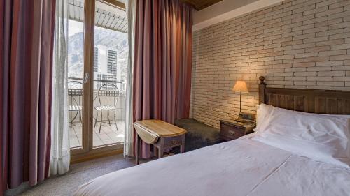 Roc Blanc Hotel & Spaにあるベッド