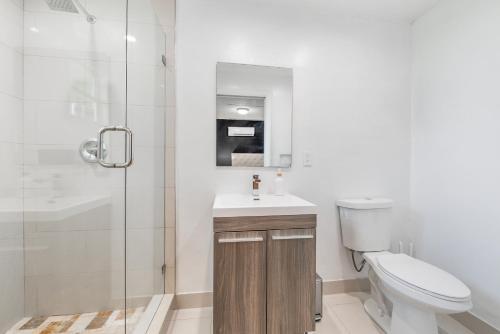 Bathroom sa CENTRALLY LOCATED COMFY APARTMENT in MIAMI L03A