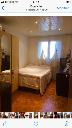 Schlafzimmer mit einem Bett und einem Fenster in der Unterkunft Bel appartement très bien situé avec place de parking in Marseille