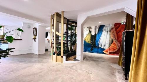 アジャクシオにあるColiving Napoléon IIIの衣類を展示したクローゼット付きの部屋