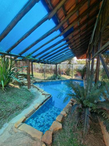 an overhead view of a swimming pool under a pergola at Pousada Mirante Serra Verde in Carrancas