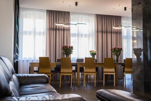 a dining room with a table and chairs at Aparthotel Platinum Apartamenty in Inowrocław