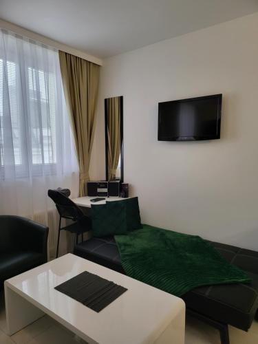 Una televisión o centro de entretenimiento en Vladys Vienna Apartments