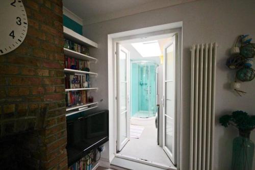 een hal met een deur naar een kamer bij Pebbles in Deal