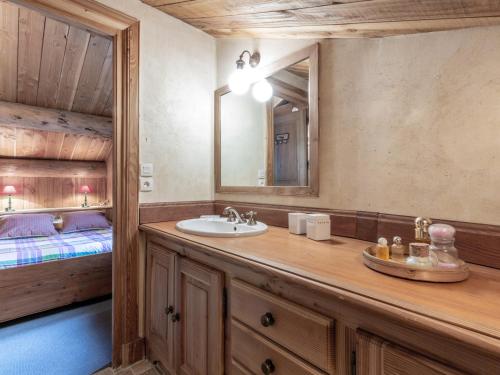 une salle de bain avec un lavabo, un miroir et un lit dans l'établissement Charmant Duplex Montagnard, 4 Pièces + Alcôve, Proche des Pistes à Val-d'Isère - FR-1-694-97, à Val dʼIsère
