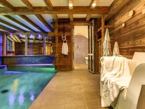 - une piscine dans une chambre dotée de murs en bois dans l'établissement Chalet de luxe avec piscine et hammam à Val-d'Isère, 10 personnes à proximité du centre-ville - FR-1-694-95, à Val dʼIsère