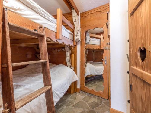 a bedroom with two bunk beds in a cabin at Studio Val-d'Isère, 1 pièce, 4 personnes - FR-1-694-126 in Val-d'Isère