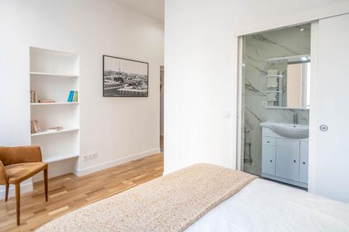 Schlafzimmer mit einem Bett, einem Waschbecken und einem Spiegel in der Unterkunft Cosy flat in the heart of Belleville in Paris