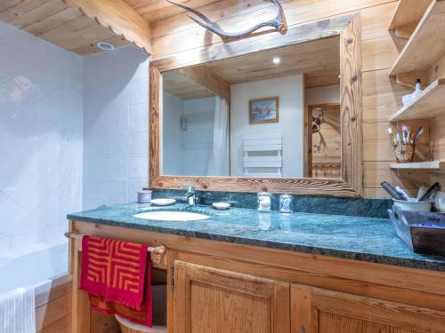 Élégant Appartement de Standing avec Terrasse et Accès Direct aux Pistes à Val-d'Isère