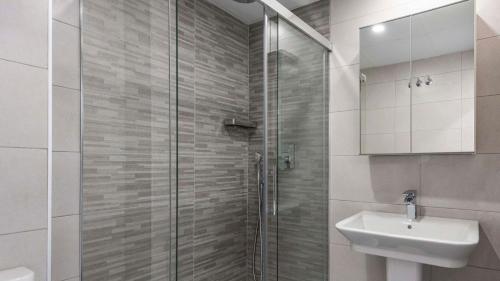 La salle de bains est pourvue d'une douche et d'un lavabo. dans l'établissement Apartamento La Estación Málaga by Ruralidays, à Malaga
