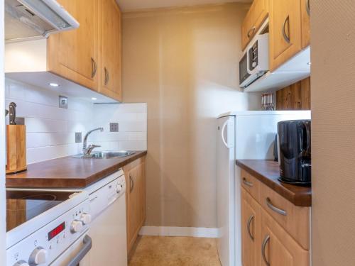 Кухня или мини-кухня в Appartement rénové avec belle vue, WiFi et animaux acceptés - FR-1-694-147
