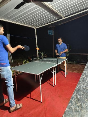 Stolní tenis v ubytování Suvarna Farm Stay nebo okolí