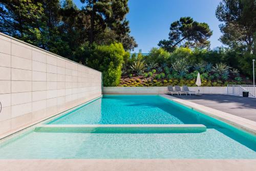 uma piscina no quintal de uma casa em Santo Amaro Beach Apartment em Oeiras