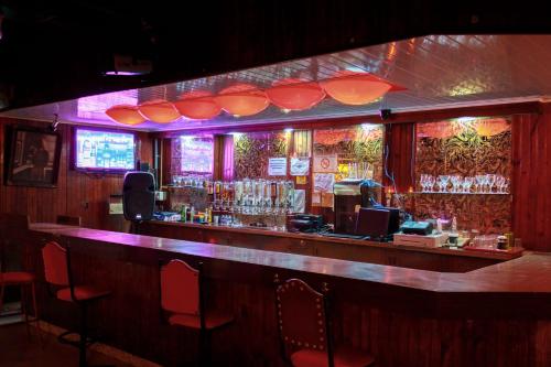 un bar en un restaurante con luces rojas en Hotel Interamericano en Aguadulce