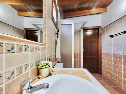 ein Badezimmer mit einem weißen Waschbecken und einem WC in der Unterkunft Bollullo Sunset - Apamate in La Orotava
