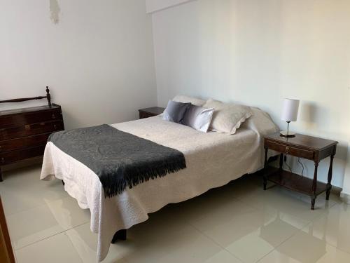 Giường trong phòng chung tại Departamento centro Viñadel Mar, al lado de la Quinta Vergara