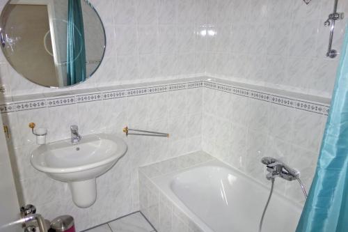 bagno con lavandino, vasca e specchio di Ferienwohnung Neelsen a Aschau im Chiemgau