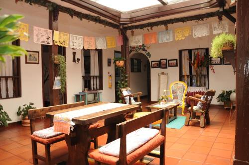 a restaurant with a table and chairs in a room at Hospedaje La Casona in Tabio