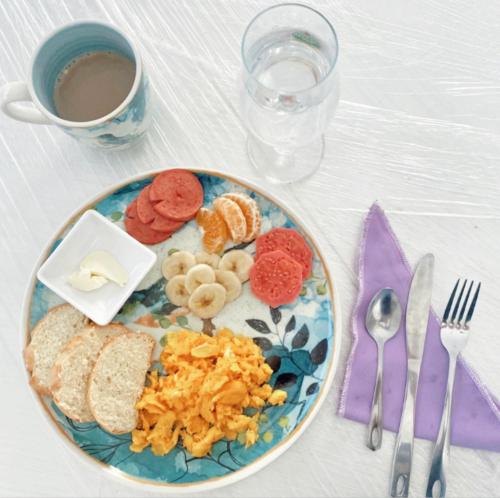 a plate of food on a table with a cup of coffee at Alojamiento Arte y Salud in Cartagena de Indias
