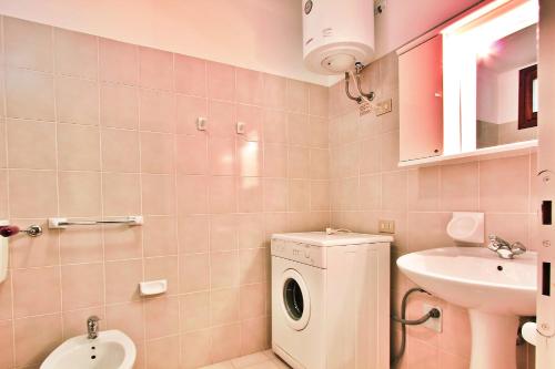 リニャーノ・サッビアドーロにあるCondominio Riviera 80のバスルーム(洗濯機、シンク付)