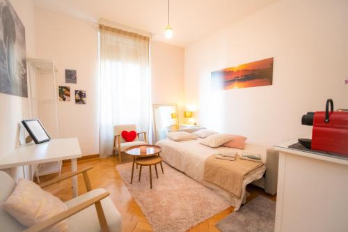 um quarto com uma cama e uma mesa em Room Eight - Your Space in the City em Lugano