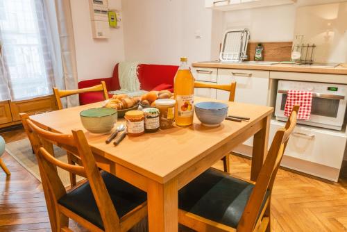 Dapur atau dapur kecil di L'établissement TOIMOINOU, Hyper-centre, vue marché, proche mer 150m, lits faits à votre arrivée, serviettes de toilette, ménage, inclu, Netflix, accueil en personne