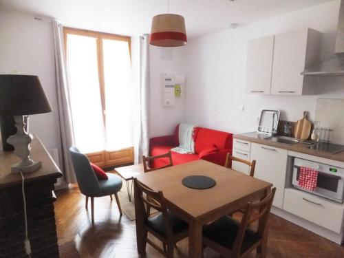 Dapur atau dapur kecil di L'établissement TOIMOINOU, Hyper-centre, vue marché, proche mer 150m, lits faits à votre arrivée, serviettes de toilette, ménage, inclu, Netflix, accueil en personne
