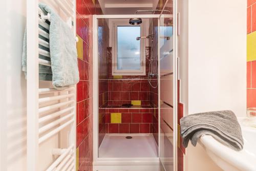 a small bathroom with a shower and a sink at L'établisement TOIMOINOU, Hyper-centre, vue marché, proche mer 150m, lits faits à votre arrivée, serviettes de toilette, ménage, inclu, Netflix, accueil en personne in Dieppe