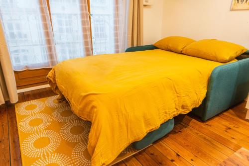 Katil atau katil-katil dalam bilik di L'établissement TOIMOINOU, Hyper-centre, vue marché, proche mer 150m, lits faits à votre arrivée, serviettes de toilette, ménage, inclu, Netflix, accueil en personne