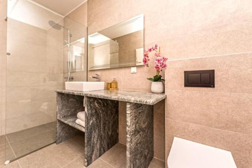 ein Badezimmer mit Waschbecken und Spiegel in der Unterkunft Villa Danijela, brand new villa with private pool in Stara Novalja