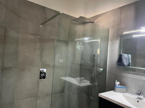 uma casa de banho com uma cabina de duche em vidro e um lavatório. em Luxury Beach Villa, Praia de Chaves, Boa Vista em Boa Ventura