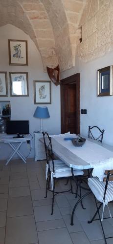 Una televisión o centro de entretenimiento en Che Vista!! Ostuni ,sulle bianche mura con vista mozzafiato