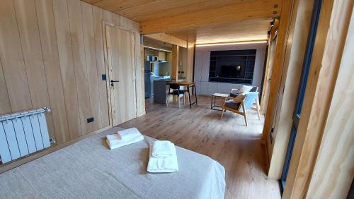 ein Zimmer mit einem Bett mit zwei Handtüchern darauf in der Unterkunft Departamento 2 ambientes, cálido y luminoso, con buena vista, en el centro de SMA. 14V5 in San Martín de los Andes