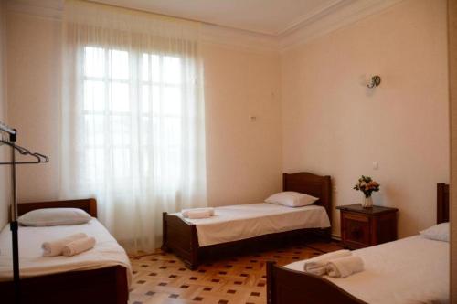 Postel nebo postele na pokoji v ubytování Tbilisi Marjani