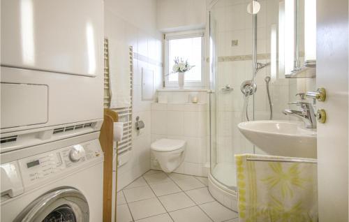 ein Badezimmer mit einem Waschbecken und einer Waschmaschine in der Unterkunft Beautiful Apartment In Schnwald Im Schwarzwa With Kitchen in Schönwald