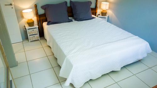 Säng eller sängar i ett rum på PALM HOUSE