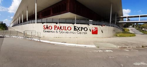 a building with a sign on the side of it at SP Expo Inn - 200m Metrô Conceição CEIC ao lado Congonhas e Autódromo in Sao Paulo