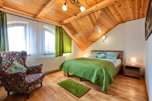 1 dormitorio con 1 cama y 1 silla en Apartament przy Walowej en Łańcut