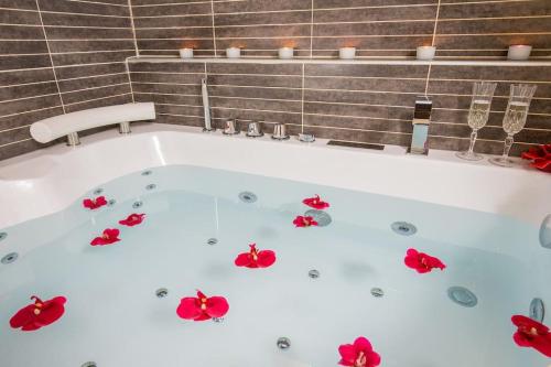 Koupelna v ubytování Girolamo's Jacuzzi place