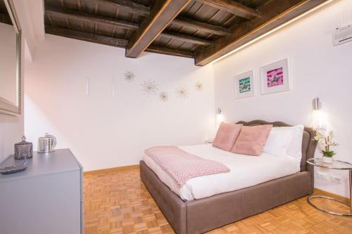 Postel nebo postele na pokoji v ubytování Girolamo's Jacuzzi place