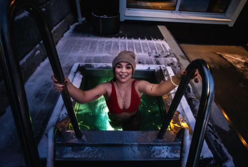 a woman is in a hot tub in a pool at Eriks Villa in Funäsdalen