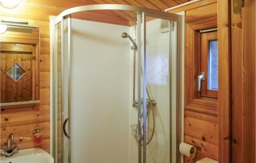 eine Dusche mit Glastür im Bad in der Unterkunft Cozy Home In Diemelsee With House A Panoramic View in Diemelsee