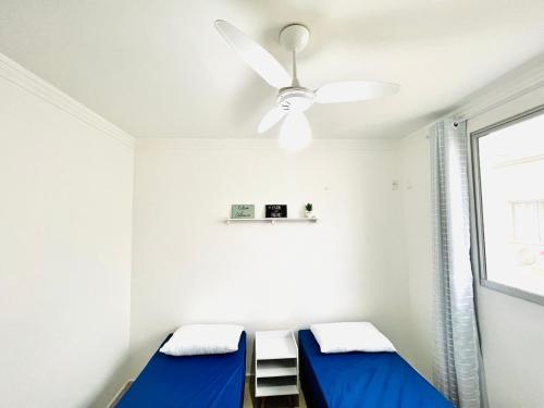 Cette chambre dispose de 2 lits et d'un ventilateur de plafond. dans l'établissement AZUL DO MAR - Rio das Ostras, à Rio das Ostras
